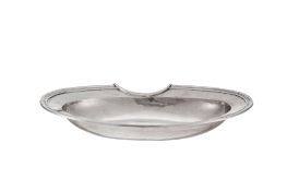 Plat à barbe ovale en argent 925, France, à décor de filets, long. 29 cm, 435g