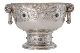 Coupe à anses sur piédouche en argent, par K C Hermann, Copenhague, 1910, à décor repoussé de fleurs