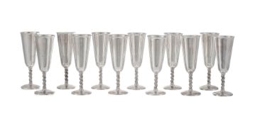 Suite de 12 flûtes à champagne en argent égyptien, XXe s., le fût torsadé à motif de vigne, h. 18 cm