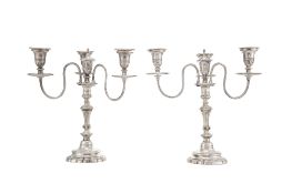 Paire de candélabres à 3 bras de lumière en métal argenté, XXe s., la base ronde en accolade et les