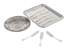 Ensemble d'1 petit plateau rectangulaire décor filets en métal argenté, 1 soucoupe Sterling à décor