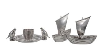Gallia. Ensemble d'1 coquetier avec salière et poivrières oiseaux et 1 paire de salerons doubles bat
