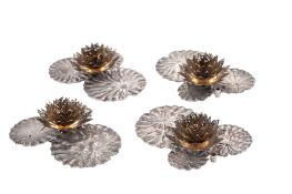 Suite de 4 bougeoirs nénuphars en argent et vermeil, par Stuart Delvin, Londres, 1972, long. 16,5 cm
