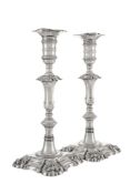 Paire de flambeaux en argent, Dublin, XVIIIe s., la base carrée avec coquilles, h. 26,5 cm, 1420g