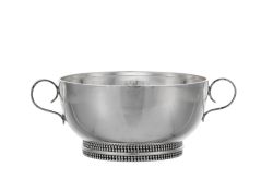 Després (1889-1980). Coupe en métal argenté, le talon à décor de perles, signature gravée J - Despré