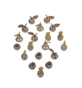 Ensemble de 19 porte-noms fruits en métal argenté et doré, fin XXe s., comprenant: 6 pommes, 4 frais