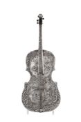 Violon en argent, par Schleissner & Söhne, Hanau, fin XIXe s., à riche décor repoussé de fleurs, vol