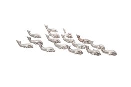 Suite de 16 porte-couteaux baleine en métal argenté, XXe s., long. 5,5 cm