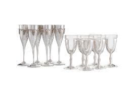Suite de 6 flûtes à champagne en métal argenté et 6 coupes en verre et métal argenté, XXe s., les fl