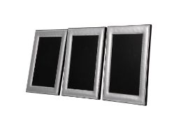 Suite de 3 cadres photo en métal argenté, à décor de perlettes, h. 18,5 cm