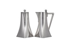 Paire de verseuses Jugendstil tardif en argent, par C. G. Hallberg, Stockholm, 1903\. De forme archi