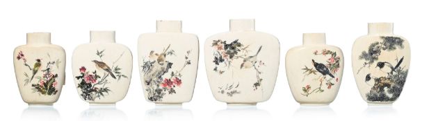 Ensemble de 6 flacons à priser en ivoire avec rehauts de polychromie, Chine, première moitié du XXe