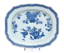 Présentoir creux polylobé en porcelaine, Chine, dynastie Qing, décor en bleu de fleurs et frise de m