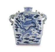 Gourde en porcelaine, Chine, XXe s., décor en bleu de dragons dans les nuées, anses en forme de chil