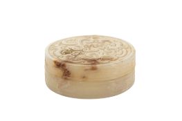 Petite boîte circulaire en jade, Chine, décor en relief archaïsant de phœnix et dragon, marque 樂壽 (L