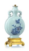Vase bianhu (moonflask) en porcelaine à glaçure céladon, Chine, XIX-XXe s., avec monture en bronze d