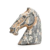 Tête de cheval en terre cuite, Chine, dynastie Han, h. 15 cm, larg. 15 cm Provenance: Hirano K