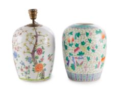 2 pots en porcelaine famille rose, Chine, XXe s., un au décor de cucurbitacées, papillons et frises