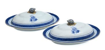 2 légumiers en porcelaine, Chine, dynastie Qing, décor en bleu et doré de fleurs et motifs géométriq