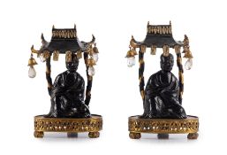 Luohan assis sous un dais, 2 sculptures en bronze partiellement doré et laqué, probablement Chine, d