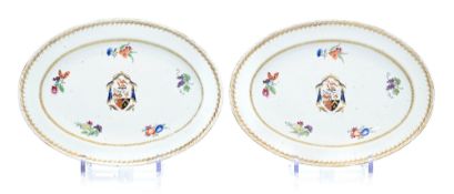 2 petits plats ovales en porcelaine, Chine, XVIIIe s., décor des armoiries de Le Mesurier au centre,