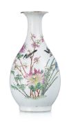 Petit vase yuhuchunping en porcelaine famille rose, Chine, XXe s., décor de pies et fleurs variées,