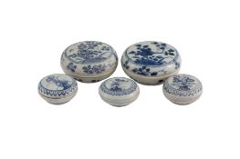 Ensemble de 5 boîtes circulaires en porcelaine, Chine, ca 1690: toutes provenant du "Vung Tau Cargo"
