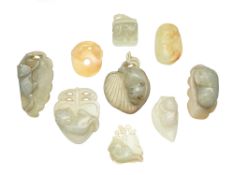 Félins se reposant, ensemble de 9 sculptures en jade, Chine, comprenant: 1 chilong sur une sapèque,