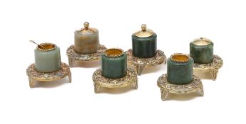 2 paires de salières et poivriers en argent doré et jade, Chine, moderne, chacun reposant sur un pié
