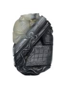 Sculpture en jade sombre formée de multiples objets accolés, Chine, l. 5 cm Provenance: Pigue