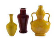 Ensemble de 3 vases en porcelaine à glaçure monochrome, Chine, XXe s.: 1 à glaçure sang de bœuf, mar