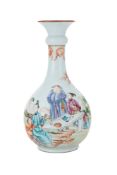 Vase en porcelaine famille rose, Chine, XVIIIe s., col de type "gousse d'ail" à extrémité évasée, dé