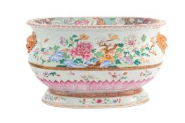 Jardinière ou vasque en porcelaine famille rose, Chine, dynastie Qing, décor de fleurs, rochers, rou