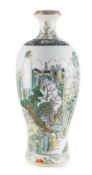 Vase en porcelaine famille verte, Chine, XXe s., décor de paysage animé et frises de rinceaux de fle