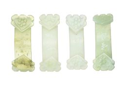 Ensemble de 4 boucles de ceinture en jade, Chine, chacune ornée de deux ruyi, avec inscriptions, l.
