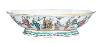 Ravier quadrilobé en porcelaine famille rose, Chine, dynastie Qing, décor extérieur de nombreux pers