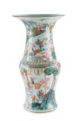 Vase en porcelaine famille rose, Chine, dynastie Qing, décor des "Cent Enfants" en procession parmi