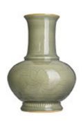 Vase en céramique à glaçure céladon Longquan, Chine, dynastie Qing, décor incisé de frises de lotus,