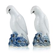 Paire de perroquets en porcelaine, Chine, dynastie Qing, les perroquets à glaçure monochrome blanche