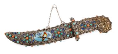 Dague en argent et émail, sertie de corail et de turquoises, Chine, moderne, décor de rinceaux, fleu