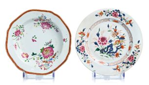 2 assiettes en porcelaine famille rose, Chine, XVIIIe s., les deux au décor de fleurs, une plate et