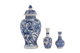 Ensemble d'1 petit vase couvert et de 2 vases miniatures en porcelaine, Chine, ca 1690: tous provena