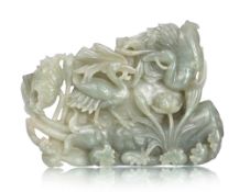 Oiseaux parmi lotus, sculpture en jade, Chine, l. 16 cm Provenance: achat chez Piguet Hôtel des Ve