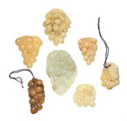Grappes de raisins, ensemble de 7 sculptures en jade, Chine, dont 4 avec écureuil, tailles diverses,