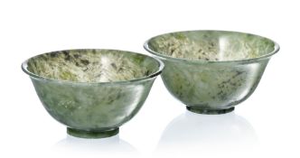 2 coupes en jade épinard, Chine, diam. 10 cm Provenance: Piguet Hôtel des Ventes, Genève, 12 s