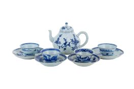 Ensemble comprenant 1 théière, 4 coupes et 4 soucoupes en porcelaine, Chine, ca 1690: tous provenant