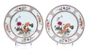2 plats en porcelaine famille rose, Chine, XVIIIe s., décor de bok choy, fleurs et fruits sur fond d