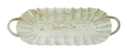 Plateau polylobé en jade, Chine, à deux poignées, corps côtelé, l. 31 cm, larg. 14 cm
