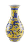 Vase en porcelaine, Chine, moderne, décor en bleu de dragons parmi fleurs et nuées, frise de pétales