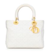 Christian Dior, sac Lady Dior Medium en cuir grainé crème matelassé cannage, charmes D.I.O.R, 19x24